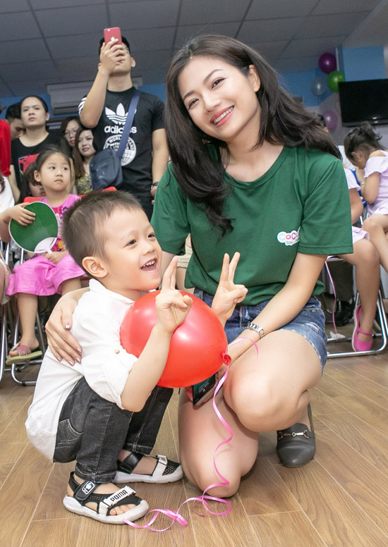 Kiều Anh Phía trước là bầu trời lần đầu khoe con trai 5 tuổi